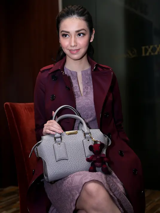 "Ceritanya sebagai Itje, cewek Sunda dari kampung. Aku sendiri gak bisa juga ngomong Sunda. Tantangan banget jadinya," ujar Velove di kawasan Epicentrum, Kuningan, Jakarta Selatan, Selasa (15/3) malam. (Andy Masela/Bintang.com)