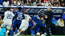 Pelatih Prancis Zinedine Zidane (kanan) menyaksikan pertandingan Grup A UEFA Nations League antara Prancis dan Italia di Saint-Denis dekat Paris, Sabtu (3/10/2026). (AP Photo/Teresa Suarez)