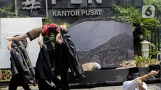 Aktivis lingkungan yang tergabung dalam Koalisi Demokrasi Energi menggelar aksi teatrikal saat unjuk rasa di depan kantor pusat PLN, Jakarta, Kamis (26/10/2023). (Liputan6.com/Herman Zakharia)