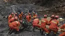 Petugas pencarian dan penyelamatan menarik puing-puing dari lumpur di lokasi kecelakaan penerbangan China Eastern di Kabupaten Tengxian di Daerah Otonomi Guangxi Zhuang, China selatan (24/3/2022). (Lu Boan/Xinhua via AP)