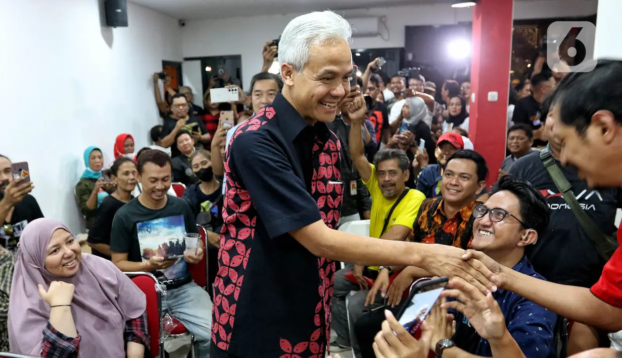 Bakal Calon Presiden (Bacapres) dari PDI Perjuangan, Ganjar Pranowo menyalami pendukungnya di Graha Pena 98, Jakarta, Kamis (21/9/2023). (Liputan6.com/Angga Yuniar)