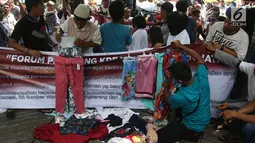 Pedagang kaki lima (PKL) menggelar dagangan mereka saat unjuk rasa di depan kantor Ombudsman, Jakarta, Selasa (3/4). Para pendemo ingin laporan hasil akhir pemeriksaan (LHAP) Ombudsman soal PKL Tanah Abang diubah. (Liputan6.com/Arya Manggala)