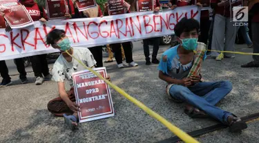 Massa Sekolah Antikorupsi Tangerang dan Ikatan Alumni Sekolah Antikorupsi menggelar aksi di depan Gedung IFA, Tangerang Selatan, Senin (8/10). Aksi digelar terkait mengkaraknya pembangunan Gedung DPRD Kota Tangerang Selatan. (Merdeka.com/Arie Basuki)