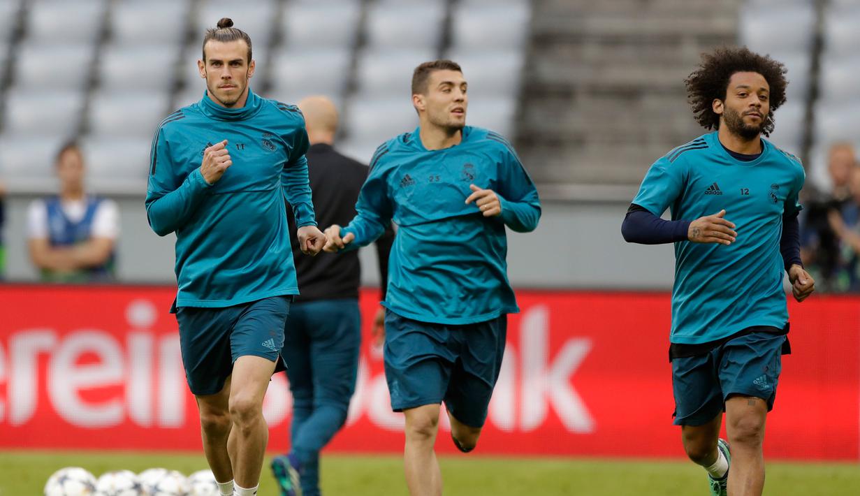 Pemain Real Madrid, Gareth Bale (kiri) bersama Mateo Kovacic (tengah) dan Marcelo (kanan) saat berlatih di Munich, Jerman, Selasa (24/4). Pertandingan antara Bayern Munchen dan Real Madrid akan berlangsung di Allianz Arena. (AP Photo/Matthias Schrader)