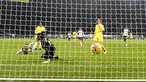Pemain Tottenham Hotspur Harry Kane (kiri) mencetak gol ke gawang Fulham pada pertandingan Liga Inggris di Stadion Tottenham Hotspur, London, Inggris, Rabu (13/1/2021). Pertandingan berakhir dengan skor 1-1. (Shaun Botterill/Pool via AP)