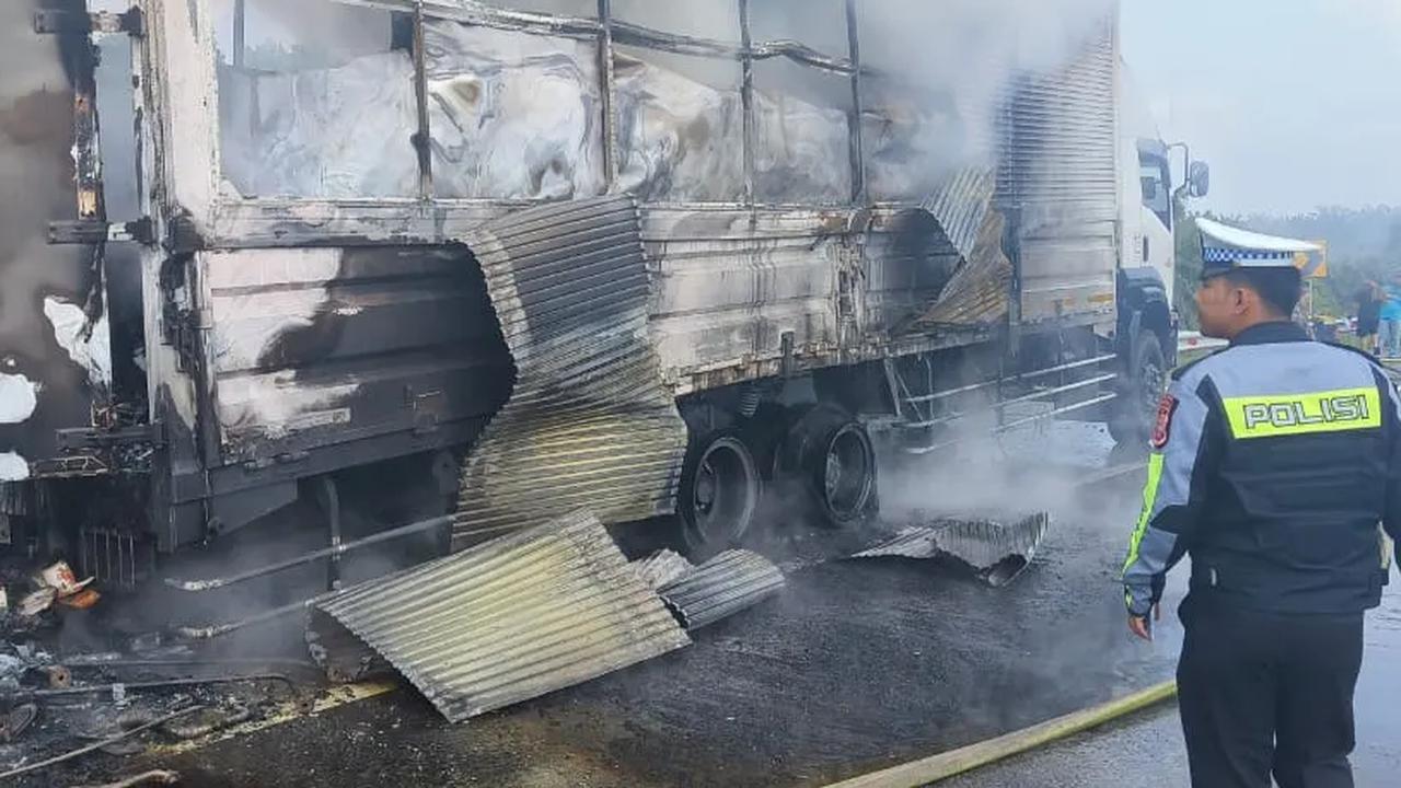 Menurut Nanda, truk tronton tersebut jenis Isuzu B 9228 PEV atau truk boks ekspedisi. Truk itu dikemudikan oleh sopir bernama Ahmad Jarkasih (40).<br>