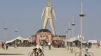 Suasana keramaian saat berlangsungnya acara The Burning Man 2015 atau " Carnival of Mirrors " di sebuah gurun pasir, Nevada,(31/8/2015). Sekitar 70.000 orang akan hadir dalam acara ini. (REUTERS/Jim Urquhart)