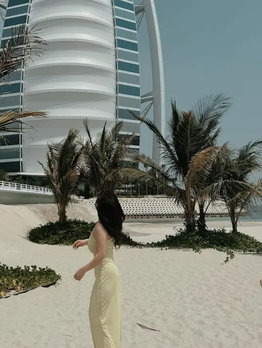 Untuk menambah kesan kasual, Felicya Angelista membiarkan rambut hitam panjangnya tergerai. [Foto: Instagram/felicyangelista_]