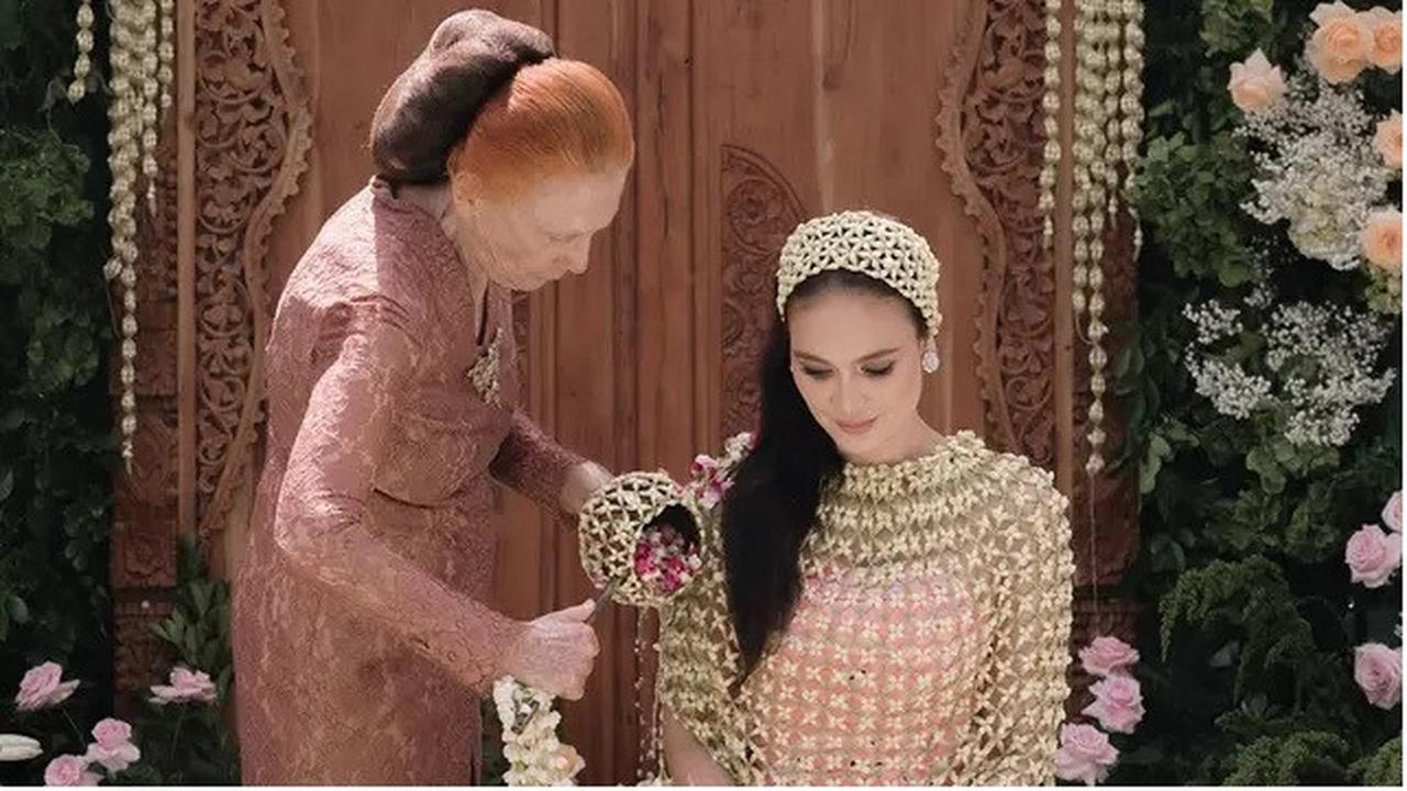 Prosesi Siraman Luna Maya