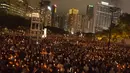 Ribuan warga  Hong Kong menyalakan lilin memperingati peristiwa Tiananmen di Hong Kong's Victoria Park, (4/6). Mereka mengenang tindakan brutal militer Tiongkok saat membubarkan demo mahasiswa di Lapangan Tiananmen. (AP Photo/Kin Cheung)