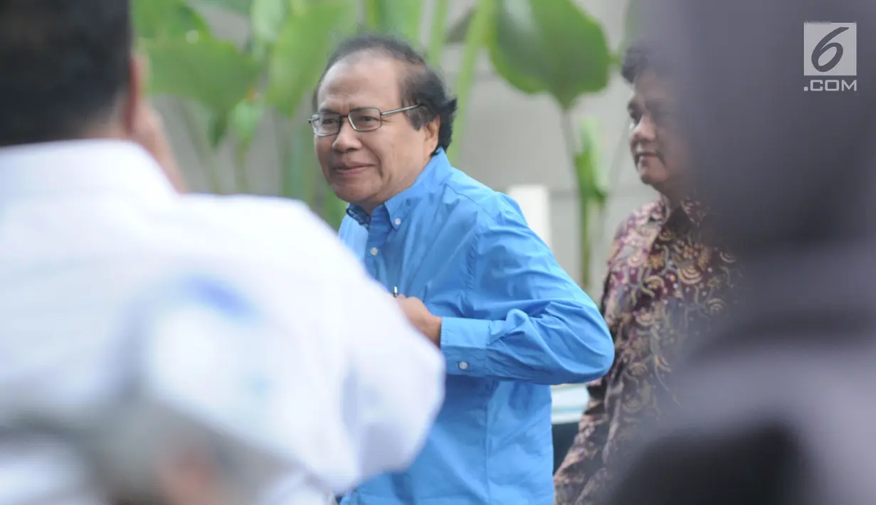 Mantan Menko Ekuin sekaligus Ketua KKSK periode 2000-2001, Rizal Ramli tiba memenuhi panggilan penyidik di Gedung KPK, Jakarta, Jumat(11/07/2019). Rizal Ramli diperiksa sebagai saksi  terkait dugaan korupsi penerbitan SKL Bantuan Likuiditas Bank Indonesia ( BLBI). (merdeka.com/Dwi Narwoko)