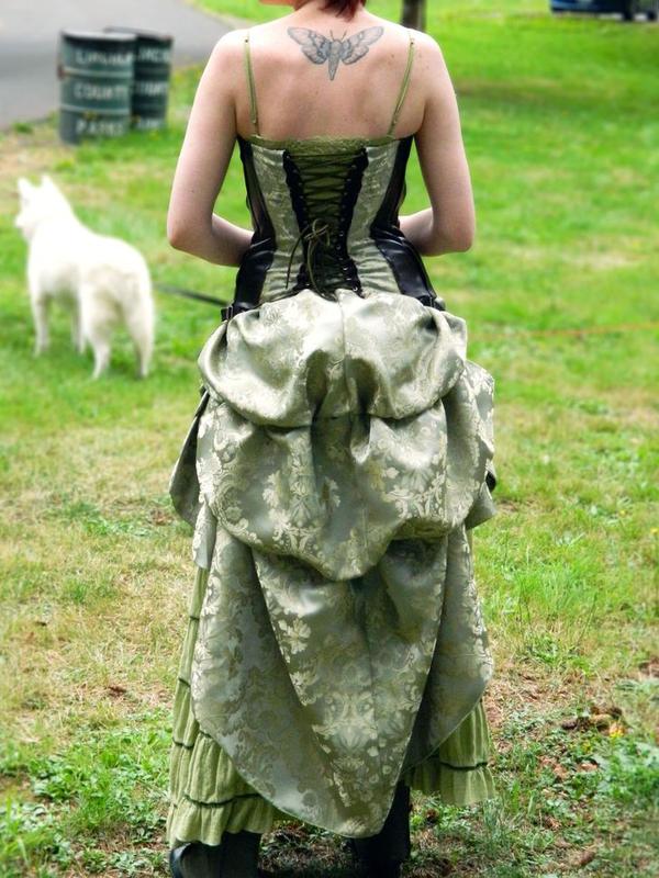 Para wanita ini habiskan ratusan jam untuk menjahit gaun pengantinnya sendiri.