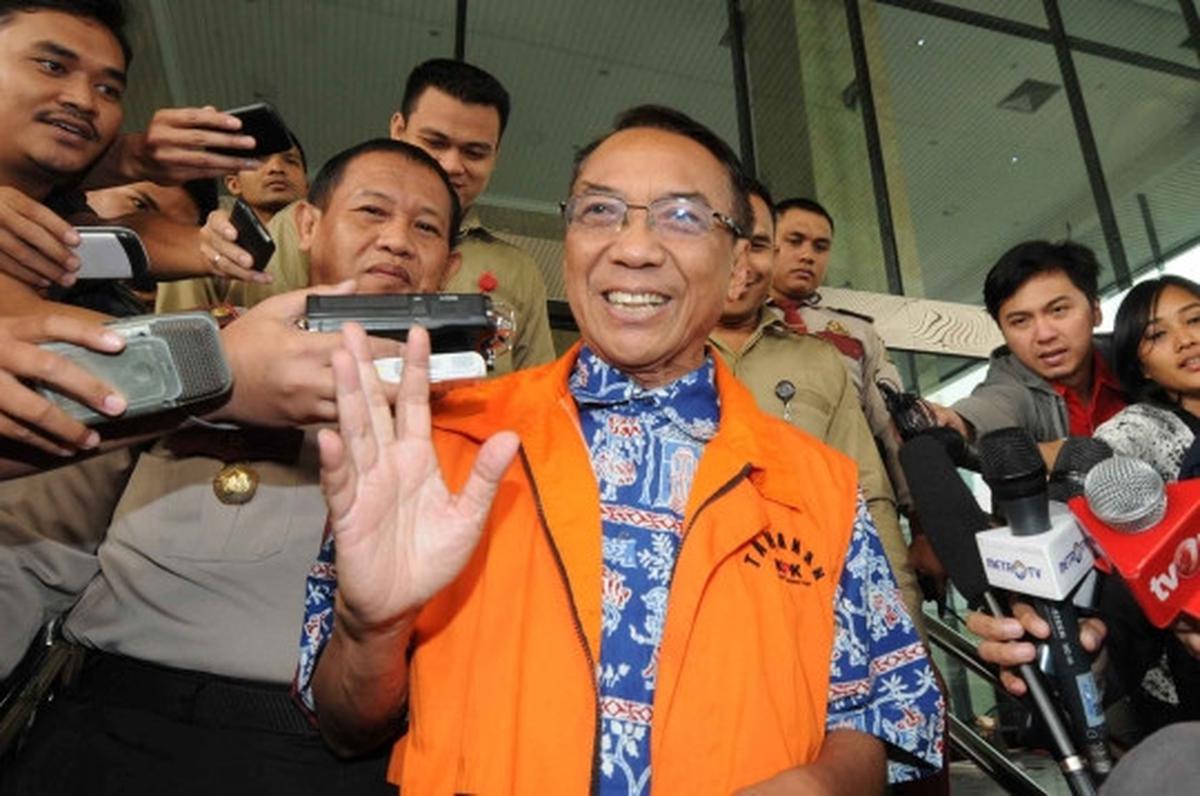 Usai diperiksa KPK, Jero Wacik umbar senyuman