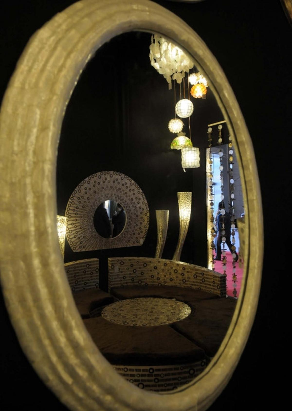Melihat produk-produk dalam negeri di Trade Expo Indonesia 2015