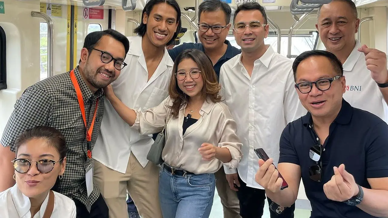 Raffi Ahmad, Kiky Saputri, Sigi Wimala dll naik LRT. (Instagram/ raffinagita1717)