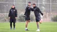 Dua pemain naturalisasi Timnas Indonesia, Marc Klok (kanan) dan Shayne Pattynama (tengah), melakukan pemanasan saat mengikuti pemusatan latihan di Turki, Kamis (21/12/2023). (Dok. PSSI)
