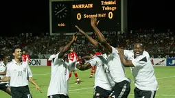Trinidad & Tobago - Kesuksesan Trinidad & Tobago menyingkirkan Bahrain di babak play-off membuat negara itu menjadi negara terkecil yang tampil di Piala Dunia sebelum Islandia. Keberhasilan tersebut langsung dirayakan dengan menetapkan hari libur nasional pada 17 November 2005. (AFP/Rabih Moghrabi)