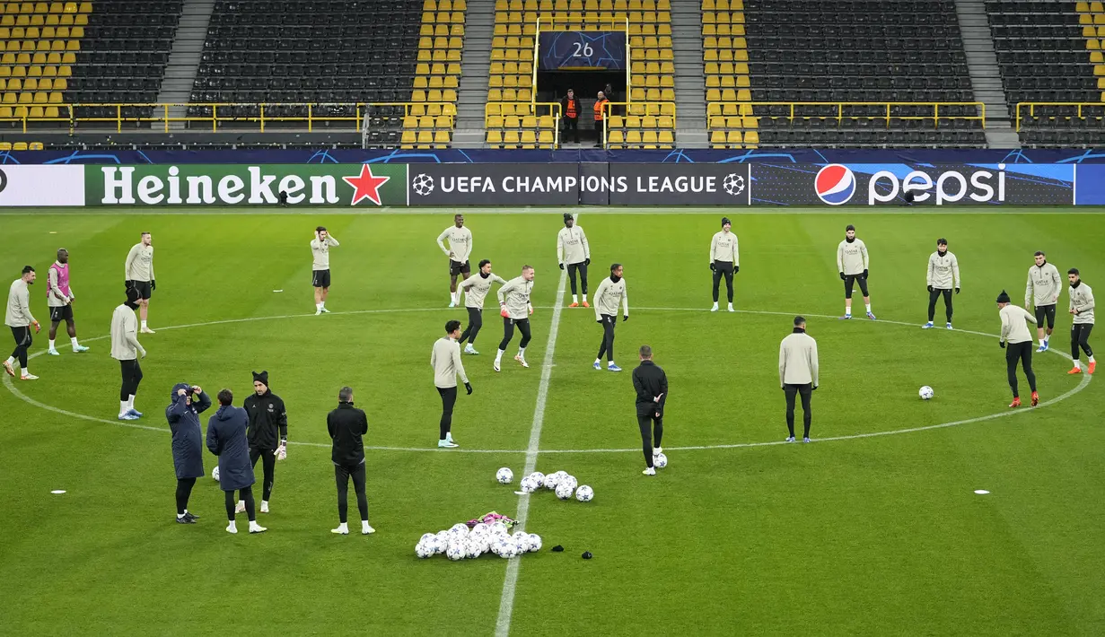 PSG akan melakoni laga krusial saat bertandang ke markas Borussia Dortmund di Signal Iduna Park pada laga terakhir Grup F Liga Champions, Kamis (14/12/2023) dini hari WIB. (AP Photo/Martin Meissner)