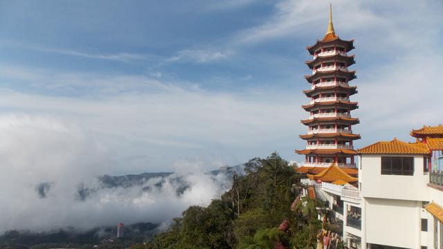 Pemandangan Gunung Kali dan Kuil Chin Swee