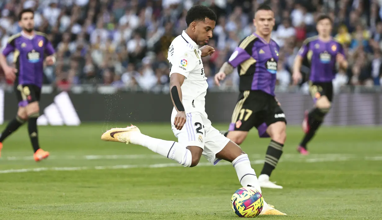 Real Madrid membuka keunggulan pada menit ke-22 lewat kaki Rodrygo yang menerima umpan dari Asensio. (AP Photo/Pablo Garcia)
