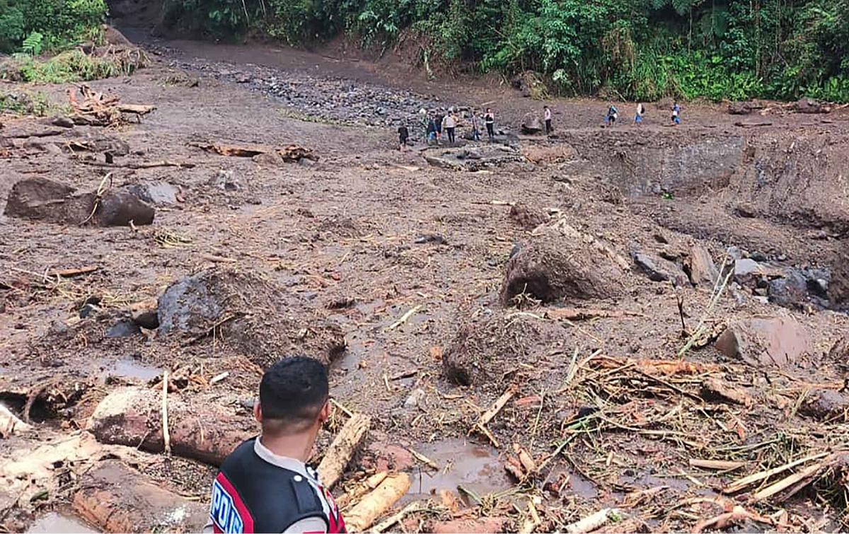 FOTO: Banjir Bandang Mauponggo: 6 Tewas, 4 Hilang, Puluhan Warga Mengungsi