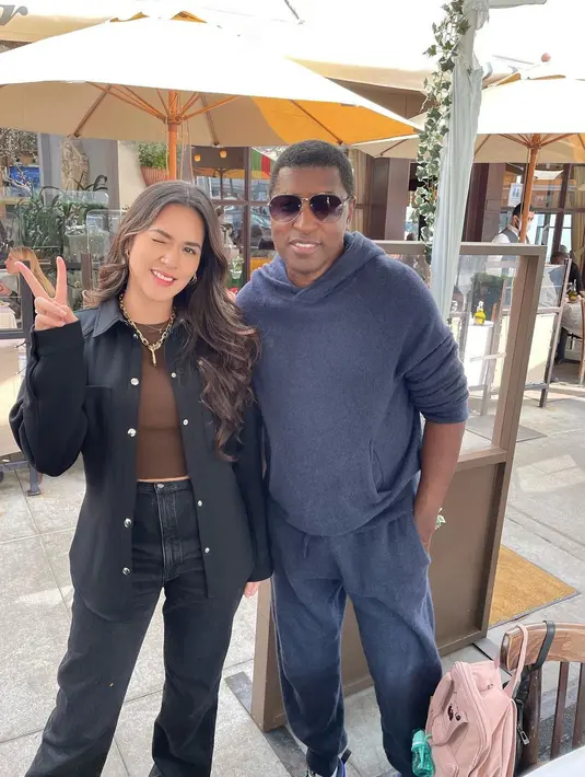 Untuk pemanis penampilan secara keseluruhan, kamu bisa menambahkan aksesori, seperti kalung simpel bernuansa emas yang dikenakan Raisa dalam foto berikut. Foto: Instagram.