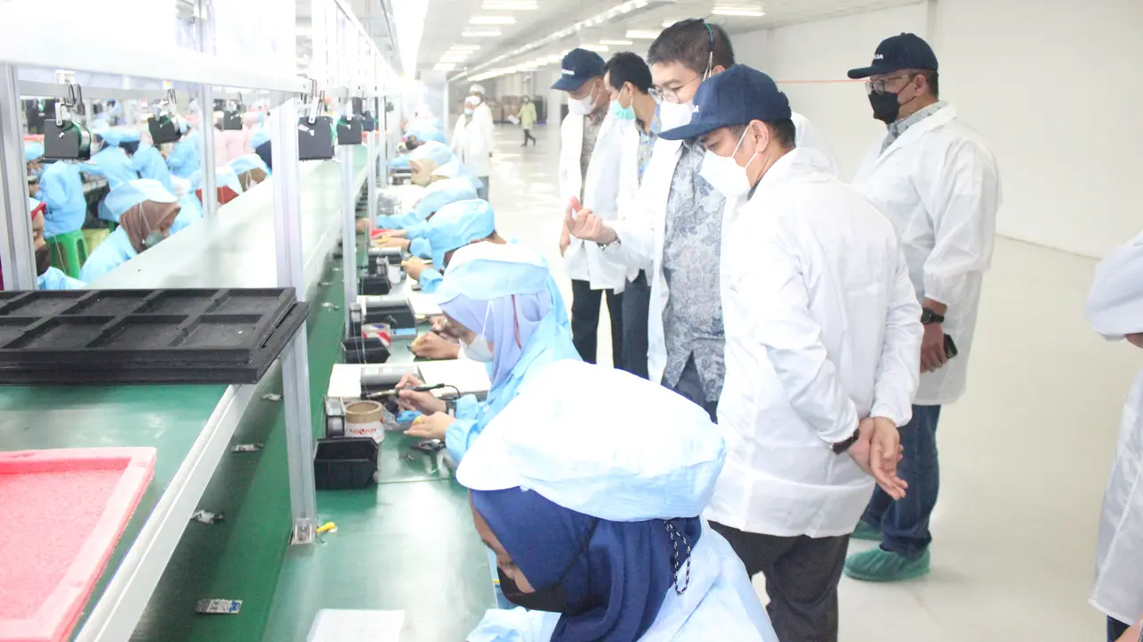 Erajaya Group memproduksi feature phone Nokia di Semarang, Indonesia. (Foto: Erajaya Group).