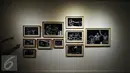 Pengunjung menunjuk foto karya Agan Harahap di Galeri Nasional, Jakarta, Jumat (28/10). Pameran bertema SEA+ Tiennale menampilkan 44 karya seni rupa dua dan tiga dimensi buah pemikiran 44 perupa dari 12 negara. (Liputan6.com/Helmi Fithriansyah)