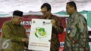 (Ki-ka) Ketua MUI KH Ma’aruf Amin, Presdir AXA Mandiri Jean Phillippe Vandenschrick dan Director of Marketing & Operations AXA Mandiri Kartono saat menandatangani MoU program edukasi keuangan syariah di Tangerang, Senin (30/5).(Liputan6.com/Angga Yuniar)
