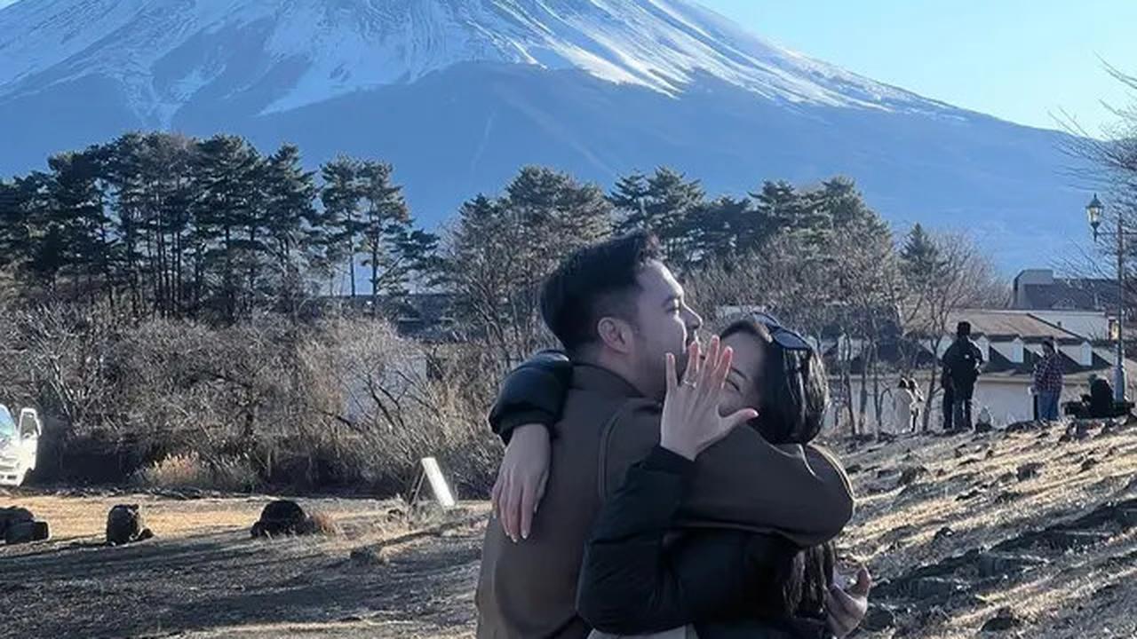 8 Potret Nadhif Basalamah Lamar Taska Amani Berlatar Gunung Fuji, Romantis