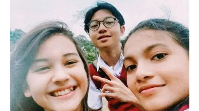 6 Potret Keakraban Kiesha Alvaro dengan Pemeran Cewek Sinetron Dari Jendela SMP