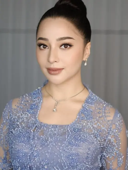 Gaya kebaya kutu baru Nikita Willy juga hadirkan pesona memikat yang elegan.  [Foto: Instagram/ Asky Febrianty]
