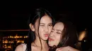 Leya menata rambut panjangnya bergaya half ponytail dengan sisakan poni samping. Tegaskan fitur rahang yang tegas [@harleyavaprincy]