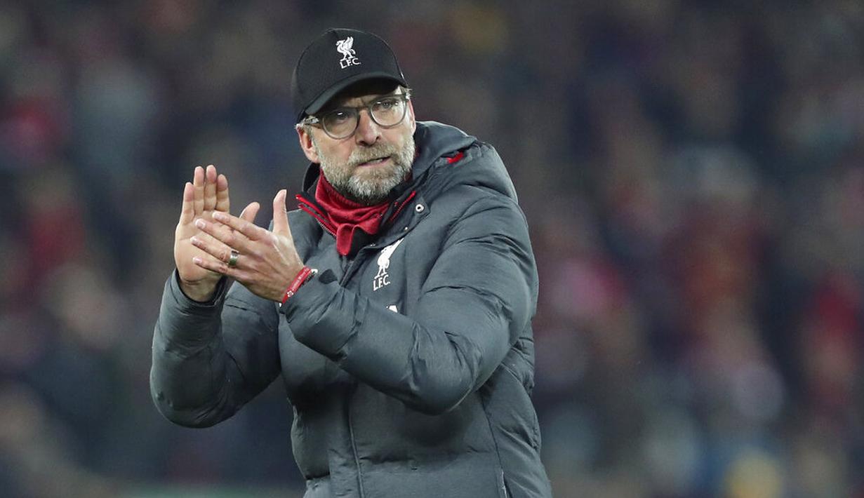 Penyerang Liverpool, Sadio Mane, melepaskan tendangan ke gawang Wolverhampton Wanderers pada laga Premier League 2019 di Stadion Anfield, Minggu (29/12). Liverpool menang 1-0 atas Wolverhampton. (AP/Jon Super)