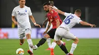 Gelandang Manchester United, Bruno Fernandes, berusaha melewati pemain Copenhagen pada laga perempat final Liga Europa di RheinEnergie Stadion, Jerman, Selasa (11/8/2020) dini hari WIB. Manchester United menang 1-0 atas Copenhagen. (AFP/Sascha Steinbach/pool)