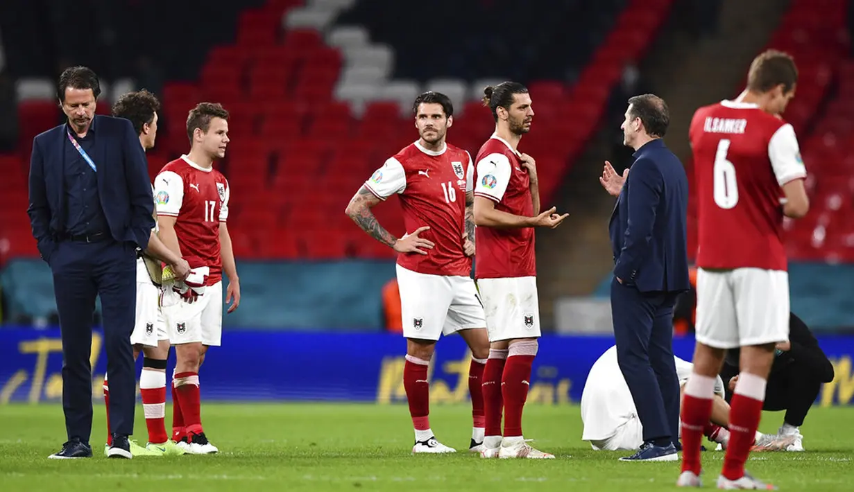 Reaksi para pemain Austria usai melawan Italia pada pertandingan babak 16 besar Euro 2020 di Stadion Wembley, London, Inggris, Sabtu (26/6/2021). Italia menang 2-1. (Ben Stansall/Pool Photo via AP)