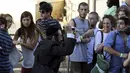 Seorang pria Yahudi ultra-Ortodoks menusuk dan melukai enam peserta parade Gay Pride di Yerusalem, Kamis (30/7/2015). Akibat penusukan tersebut, dua dari mereka mengalami luka serius. (REUTERS/Kobi Schutz)