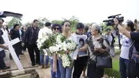 Pemakaman Zefania Carina, anak Karen Idol (Sumber: Kapanlagi.com)
