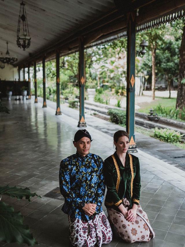 7 Potret Randy Pangalila dan Istri Bulenya dalam Balutan Adat Jawa