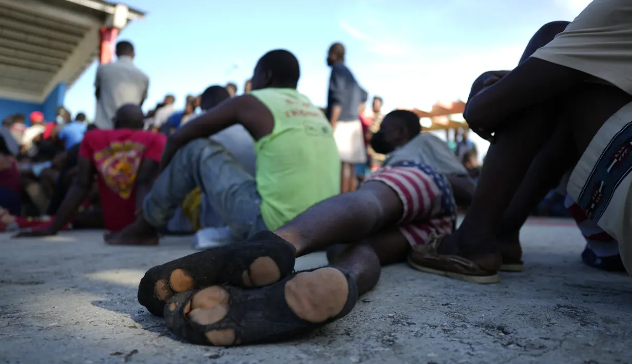 Imigran Haiti menunggu untuk diproses dan menerima perawatan medis di sebuah perkemahan wisata di Sierra Morena, di provinsi Villa Clara, Kuba (25/5/2022). (AP Photo/Ramon Espinosa)