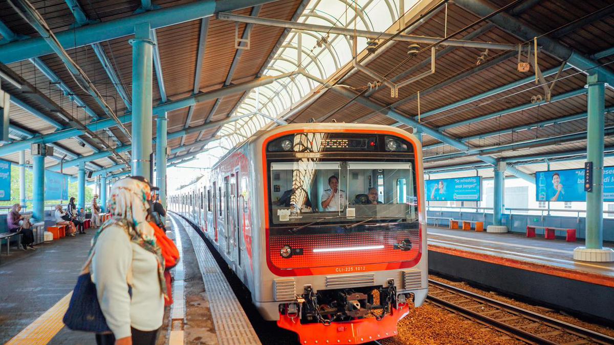 Cerita Penumpang KRL, Perjalanan Tertahan Imbas Kebakaran di Tanah Abang