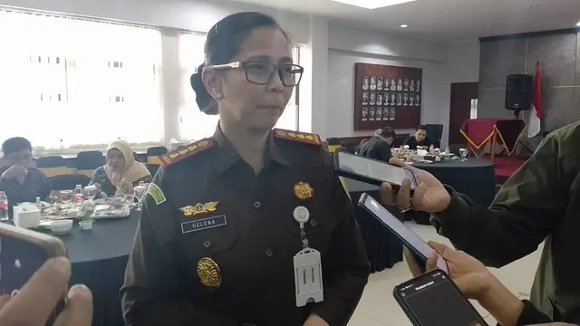 Kajari Garut Helena Oktavianne, saat diwawancarai sejumlah wartawan di Kantor Kejari Garut. (Liputan6.com/Jayadi Supriadin)