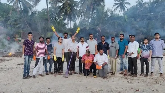 Bukan Liburan, Pengantin Baru Ini Pilih Bulan Madu dengan Bersih-Bersih Pantai