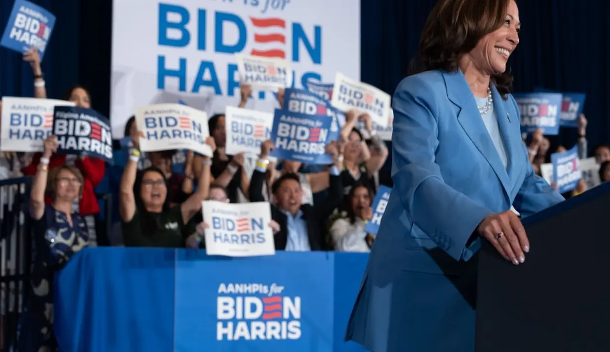 Kamala Haris dengan padu padan outfitnya yang bernuansa lebih cerah. Ia memadukan atasan blouse biru muda, kemudian menumpuknya dengan setelan blazer dan celana panjang biru yang serasi. [Foto: Instagram/kamalaharris]