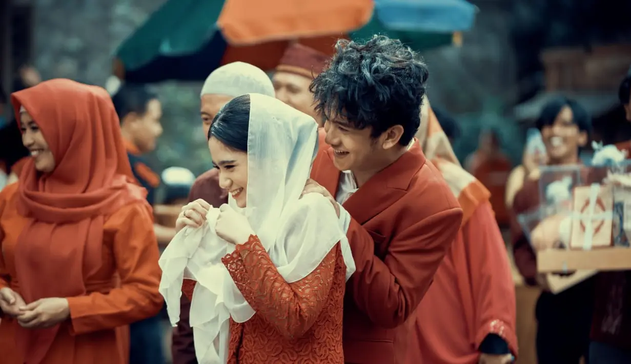 Lewat pernyataan tertulis yang diterima Showbiz Liputan6.com, Sabtu (24/9/2022), Hanung Bramantyo menjelaskan alasan merekrut para bintang muda dalam Doa Mengancam. “Saya ingin series ini dimainkan anak muda yang memiliki idealisme berakting. Tidak semata-mata karena punya jumlah follower besar di medsos. Saya sangat menekankan kemampuan akting pemain-pemain saya,” ujar sutradara Miracle In Cell No. 7. (Foto: Dok. Poplicist)