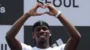 Gelandang Manchester United asal Prancis, Paul Pogba menyapa para penggemarnya saat jumpa pers di Seoul, Korea Selatan, Kamis (13/6/2019). Paul Pogba berada di Seoul sebagai bagian dari tur Asia-nya. (AP Photo/Lee Jin-man)