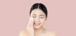 Ilustrasi seorang perempuan berkulit sehat dengan layering skincare yang pas. ©Chomnanchoffee/Depositphotos