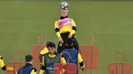 Penyerang Borussia Dortmund, Erling Haaland menyundul bola selama sesi latihan sebelum pertandingan leg kedua perempat final Liga Champions di Dortmund, Jerman, Selasa (13/4/2021).  Borussia Dortmund akan menjamu Manchester City pada Kamis, 15 April 2021 dini hari WIB. (AP Photo/Martin Meissner)