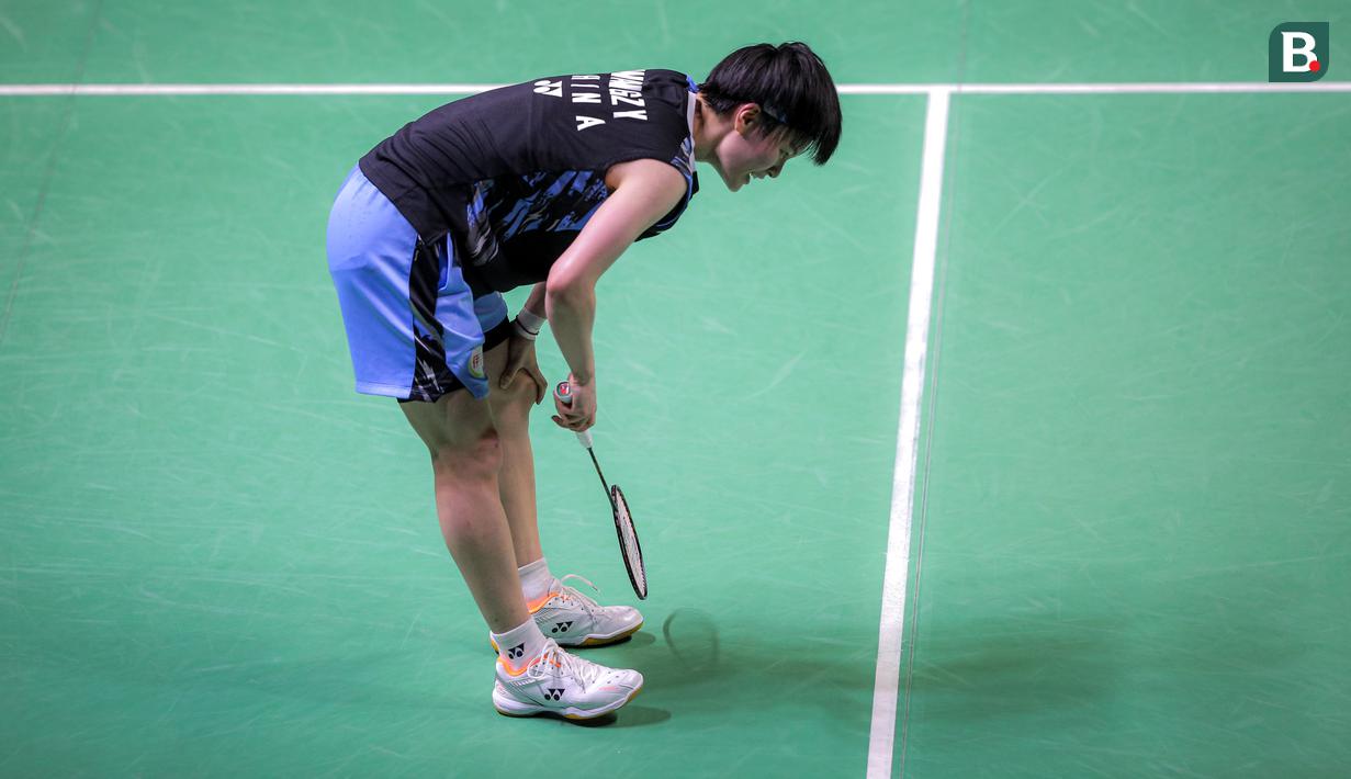 Ekspresi kecewa Pebulu tangkis tunggal putri China, Wang Zhi Yi saat gagal mengembalikan kok ke arah wakil Korea Selatan, An Se Young pada babak semifinal Indonesia Open 2024 di Istora Senayan, Jakarta, Sabtu (08/06/2024). (Bola.com/Bagaskara Lazuardi)