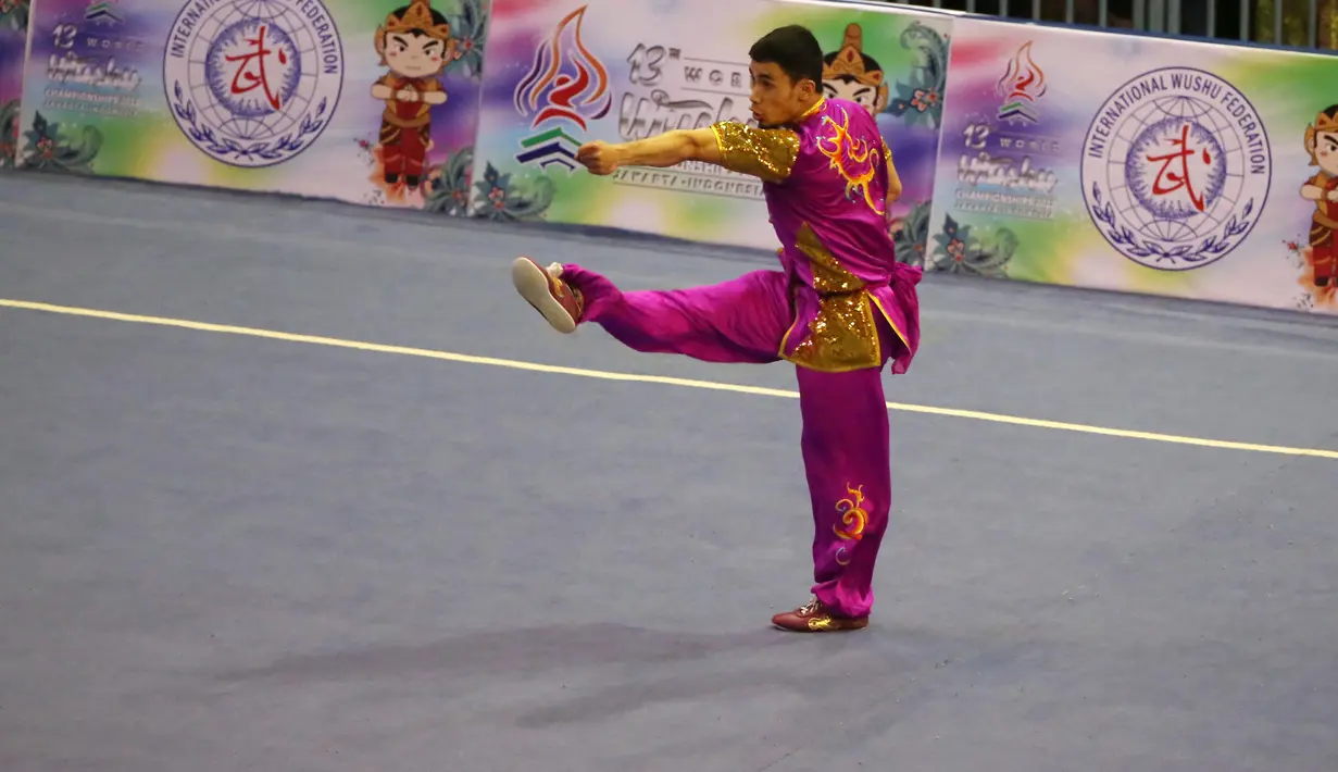 Atlet Wushu Indonesia, Achmad Hulaefi saat beraksi, pada Kejuaraan Dunia Wushu 2015 di Istora Senayan, Jakarta, Minggu(15/11/2015). (Bola.com/Nicklas Hanoatubun)